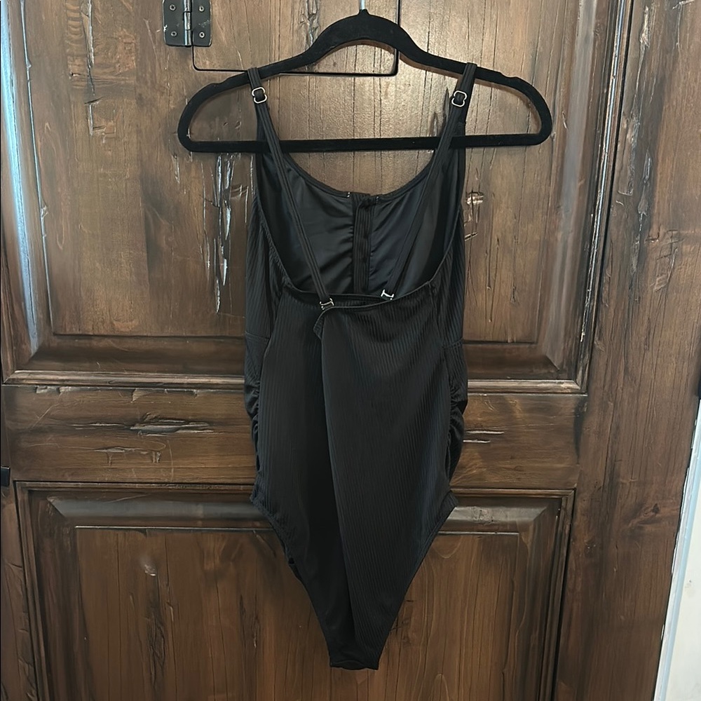 Sleek Black Scoop Neck One Piece Swimwear - Picture 3 of 7
